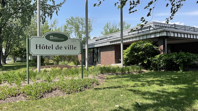 Hôtel de ville de L'Ancienne-Lorette en été