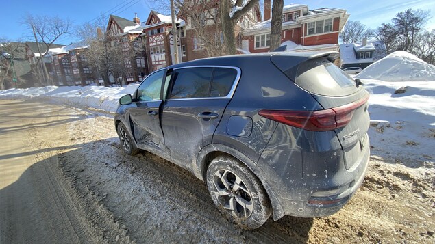 Des voitures accidentées en bordure de rue et des dépanneuses débordées à Winnipeg