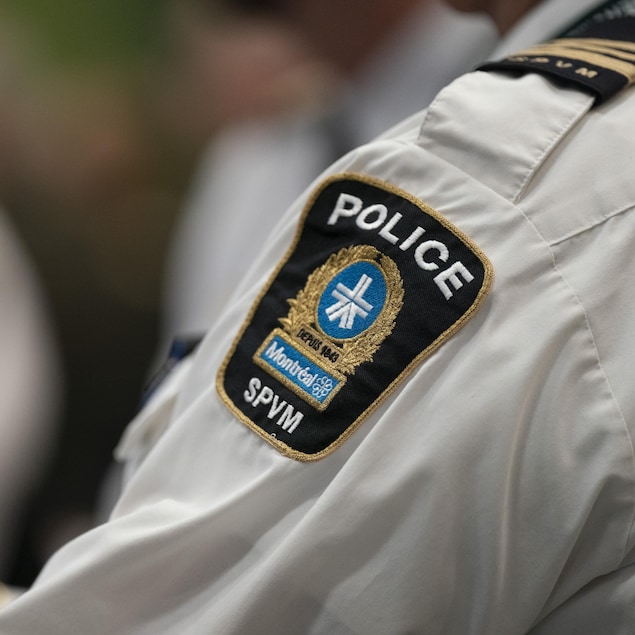Le logo du Service de police de la Ville de Montréal sur la manche de l'uniforme d'un policier lors d'un séminaire au quartier général de la Sûreté du Québec à Montréal.