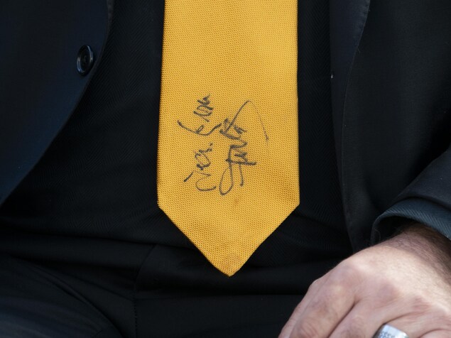 Une cravate jaune signée par Jean-Pierre Ferland