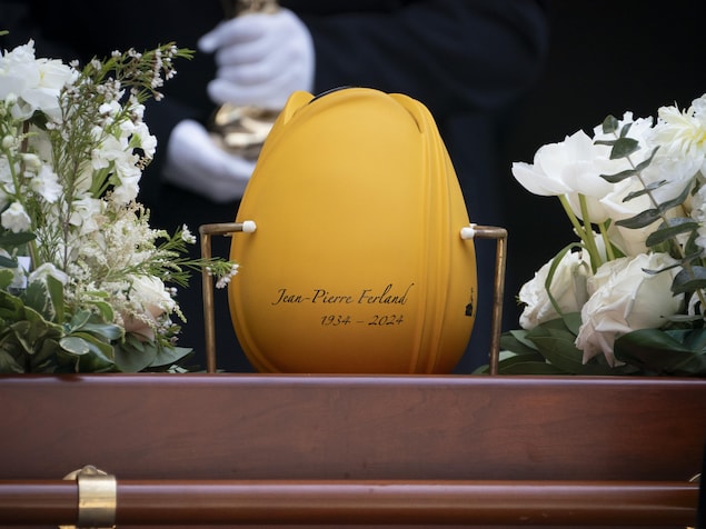 L'urne de Jean-Pierre Ferland, entourée de fleurs.