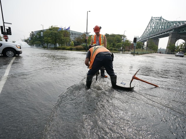 Des ouvriers réparent une conduite d'eau