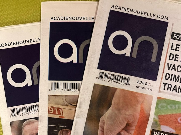 Trois copies du journal. 