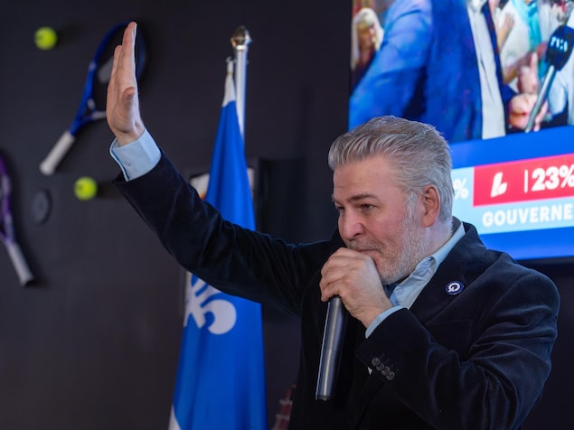 Pascal Bérubé envoie la main et tient un micro de l'autre.