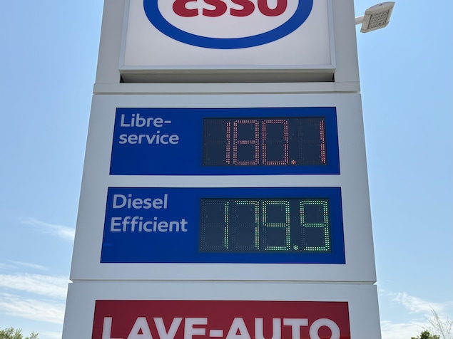 L'enseigne d'une station-service Esso affichant les prix de l'essence et du carburant diesel.
