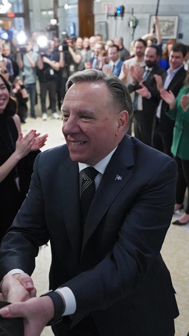 François Legault serrant des mains.