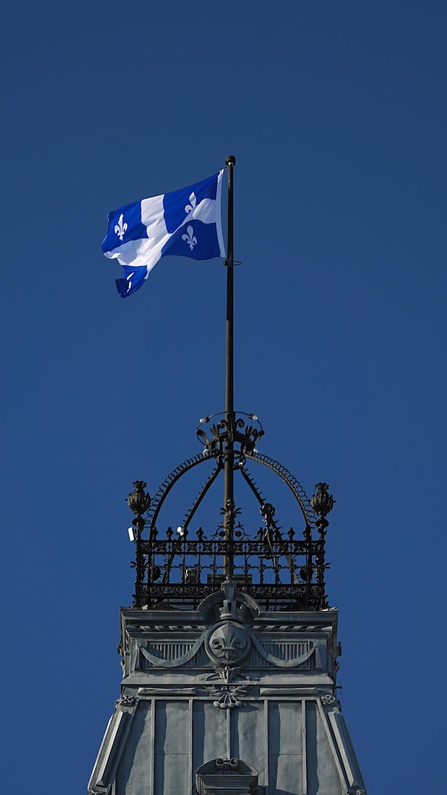 Un drapeau au sommet de l'édifice de l'Assemblée nationale du Québec, le 19 février 2026.