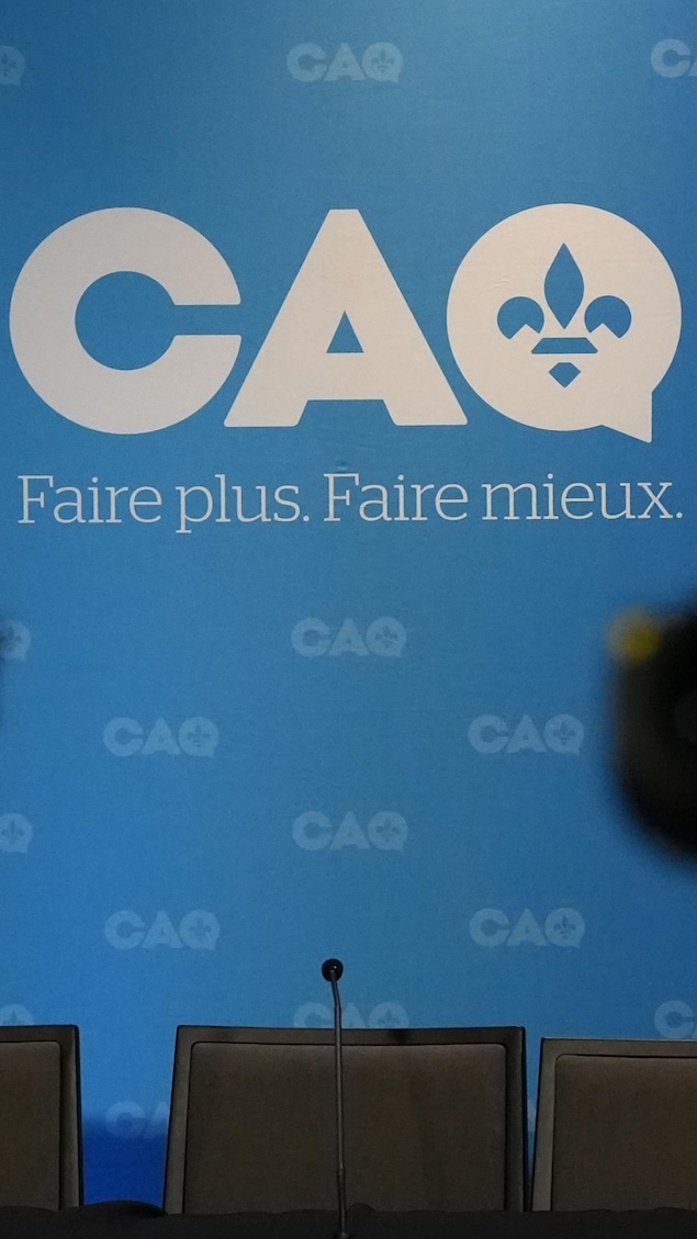 Une affiche sur laquelle il est écrit « Faire plus. Faire mieux. »