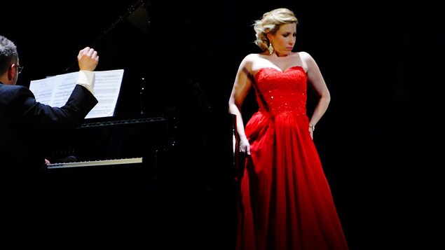 La chanteuse présente un récital accompagné de son pianiste.