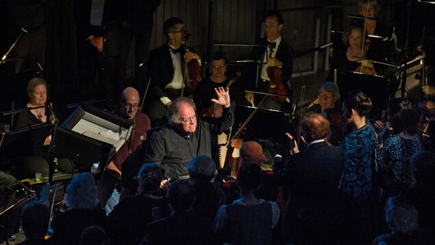 Ovation debout pour Maestro James Levine, qui salue le public. Il est entouré des musiciens de l'orchestre du Met. Ovation debout pour Maestro James Levine, qui salue le public. Il est entouré des musiciens de l'orchestre du Met.