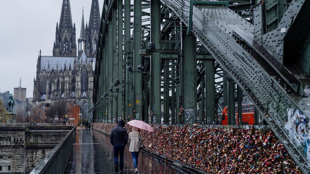 Deux symboles de la ville de Cologne : la cathédrale et le pont Hohenzollern.