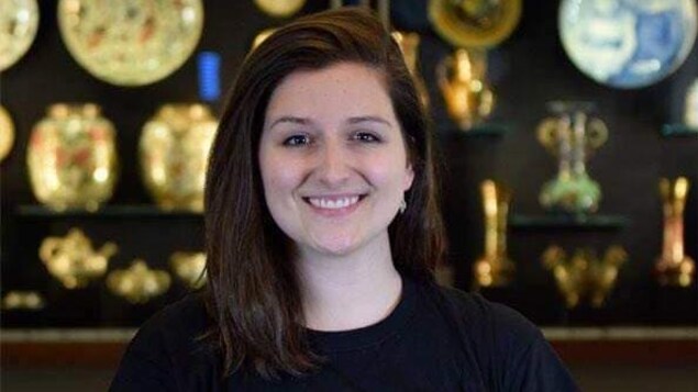 Elyse Delaney, souriante, regardant l'objectif.