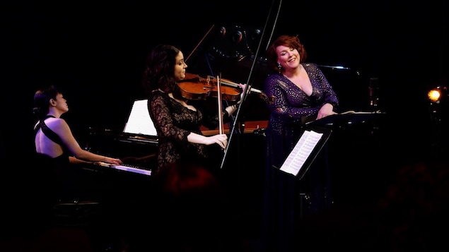 De gauche à droite : Janelle Fung au piano, Marina Thibeault à l'alto et Marie-Nicole Lemieux