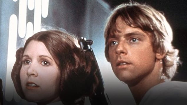 Une scène de La guerre des étoiles (1977) mettant en vedette la princesse Leia (Carrie Fisher) et Luke Skywalker (Mark Hamill) Une scène de La guerre des étoiles (1977) mettant en vedette la princesse Leia (Carrie Fisher) et Luke Skywalker (Mark Hamill)