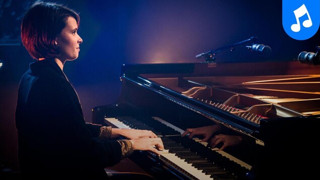 La pianiste offre une prestation au studio de Radio-Canada.