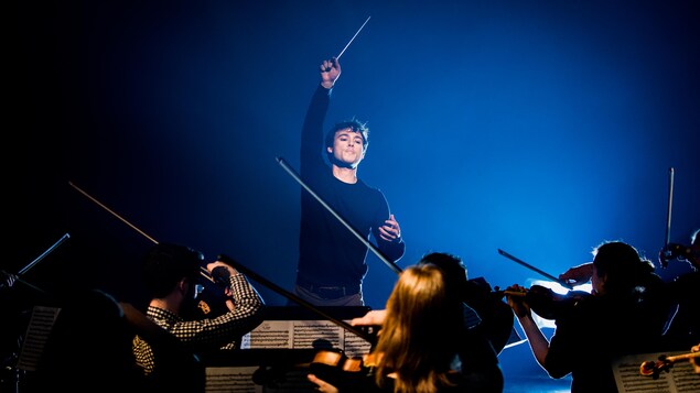 Le jeune maestro en plein direction de son orchestre au studio 12 de la Radio-Canada.