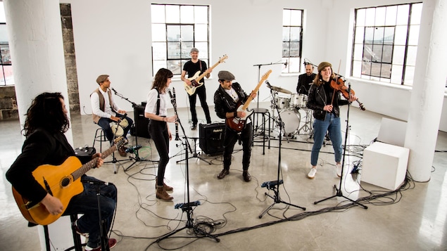 Les musiciens en pleine prestation dans un studio de Montréal.