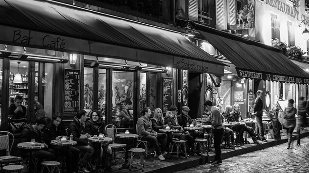 terrasse de café parisien.