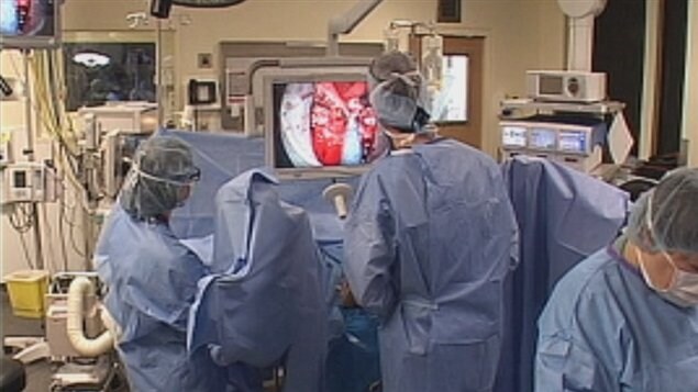Une équipe médicale en salle d'opérations chirurgicales.