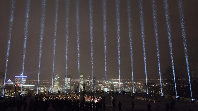 14 faisceaux lumineux projetés du mont Royal vers le ciel pour commémorer la tuerie du 6 décembre 1989 à Polytechnique.