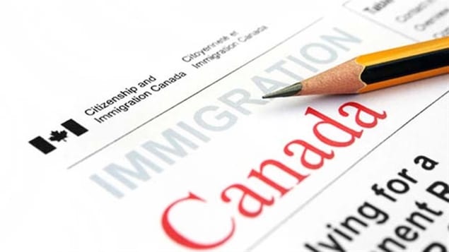 Un crayon sur une formulaire d'immigration canadien
