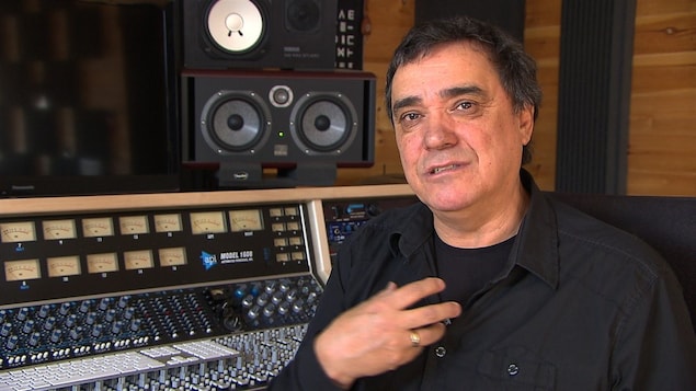 Florent Vollant dans son studio à Maliotenam