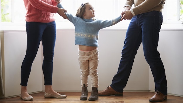 Deux parents se disputent leur enfant.