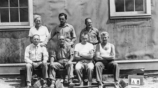 Una foto en blanco y negro de siete italo-canadienses internados en el campo de Fredericton en 1941.