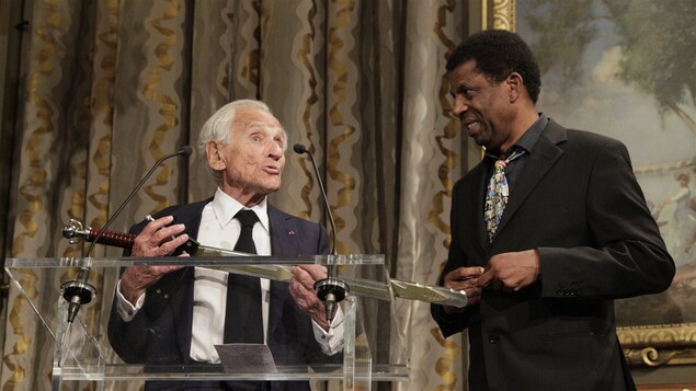 Jean d'Ormesson remet l'épée des académiciens à Dany Laferrière à la mairie de Paris, le 26 mai 2015. Jean d'Ormesson remet l'épée des académiciens à Dany Laferrière à la mairie de Paris, le 26 mai 2015.