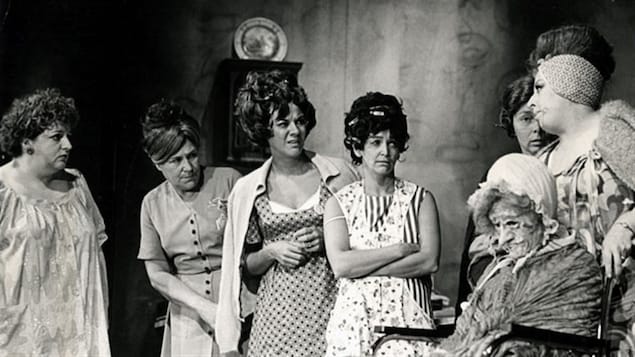 Une partie de la distribution des Belles-soeurs en 1968
