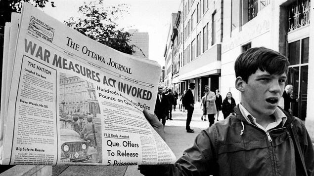 Un vendeur de journaux, le 16 octobre 1970