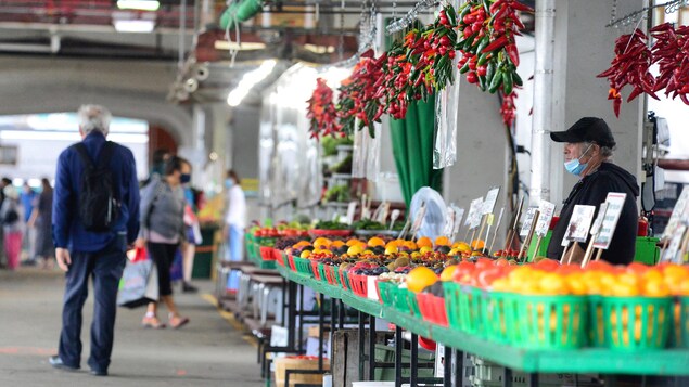 Des fruits et des légumes exposés sur une table dans le marché public Jean-Talon à Montréal.