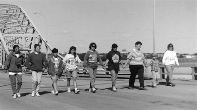 Des Mohawks de Kahnawake bloquent l'accès au pont Mercier pendant la crise d'Oka. Des Mohawks de Kahnawake bloquent l'accès au pont Mercier pendant la crise d'Oka.