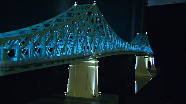 Maquette du pont Jacques-Cartier représentant la structure du pont illuminée pour le 375e anniversaire de Montréal