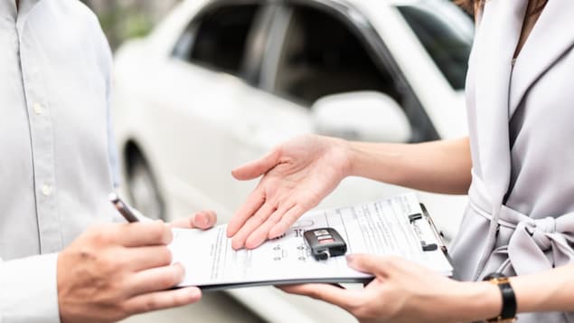 Vous achetez une voiture? Attention aux frais illégaux!