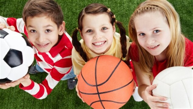 Des enfants jouent au ballon.