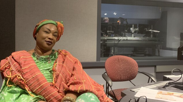 L'Ambassadrice de la République du Mali au Canada, madame Fatima Braoulé Méïté, assise dans un studio de radio.