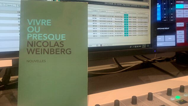Le livre Vivre ou presque de Nicolas Weinberg sur une console de studio de radio.
