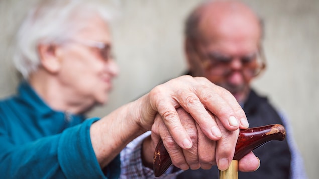 Un couple d'aînés en discussion