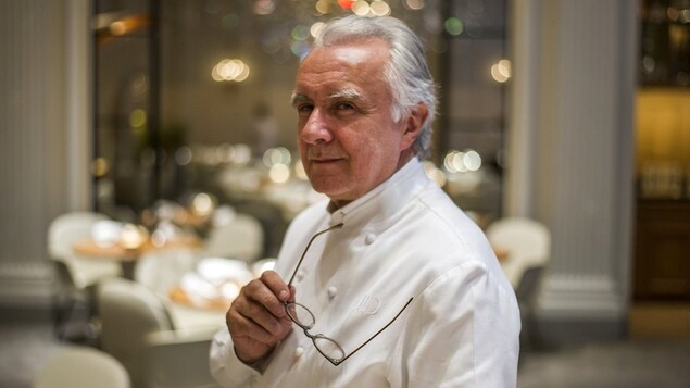 Alain Ducasse, le parrain de la gastronomie française, pose dans son restaurant à l'hôtel Plaza Athénée à Paris le 2 septembre 2014