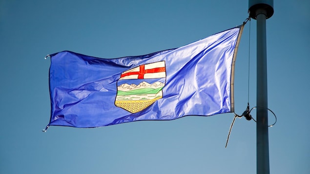 Le drapeau de l'Alberta flotte au vent.