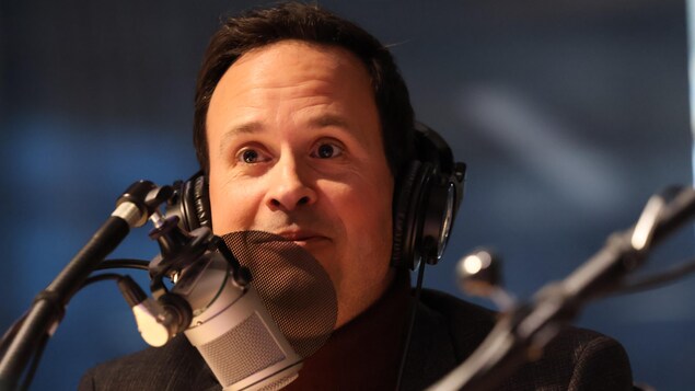 Alexandre Cloutier dans le studio 42 de la nouvelle Maison de Radio-Canada.
