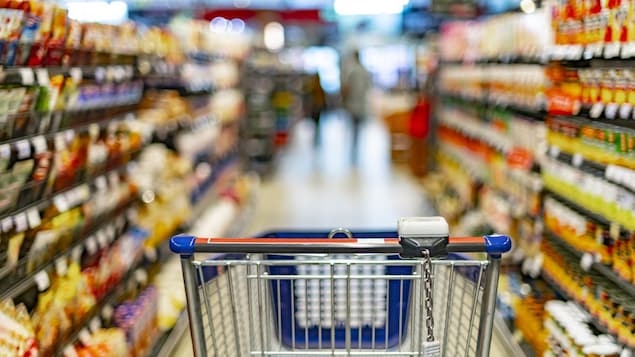Un caddie dans un supermarché.
