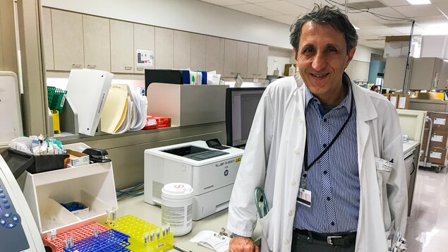 Amir Khadir, médecin spécialisé en microbiologie-infectiologie et membre du collectif COVID-STOP, à l'hôpital. dans son laboratoire.