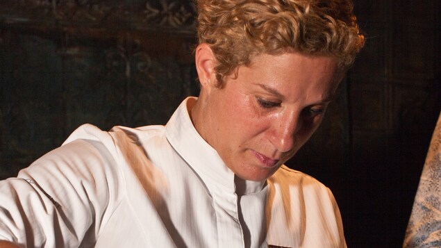 Ana Ros, chef du restaurant slovène Hisa Franko, cuisine lors de l'événement Exquisite Corpse à New York en 2011.