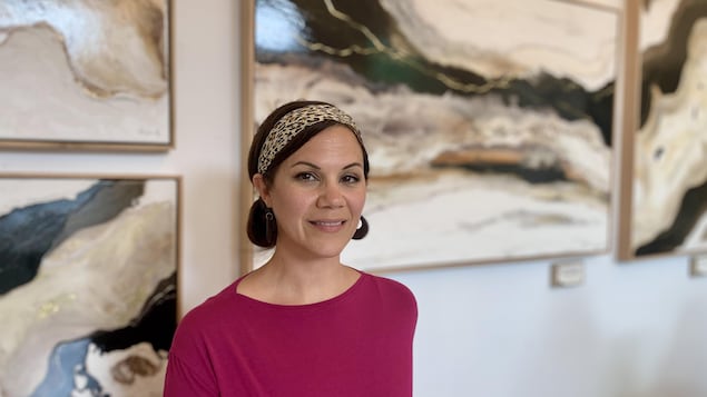 Angie Arsenault, artiste en quête d’abstraction, expose ses toiles à Charlottetown