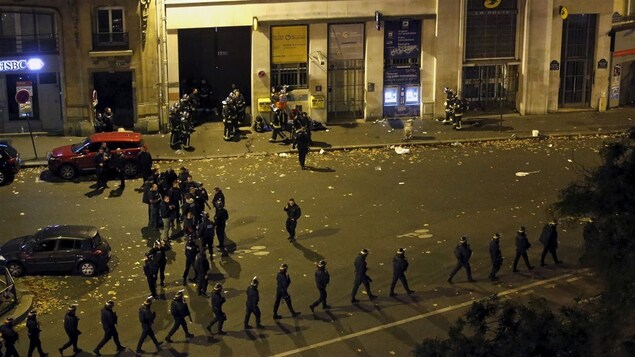 Une foule de policiers devant le Bataclan après l'attentat du 13 novembre 2015 à Paris.
