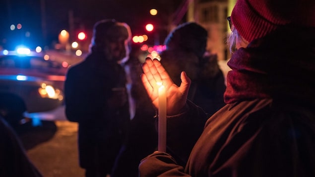 Le 29 janvier 2017, des gens font une veillée en hommage aux victimes de l'attentat au Centre culturel islamique de Québec.