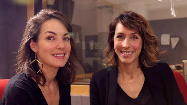 Les deux soeurs sourient lors d'une entrevue avec Francis Reddy.