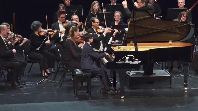 https://images.radio-canada.ca/q_auto,w_635/v1/ici-premiere/16x9/antoine-villeger-pianiste.jpg